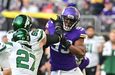 Charley Walters: Vikings’ options depend on Danielle Hunter’s holdout plans